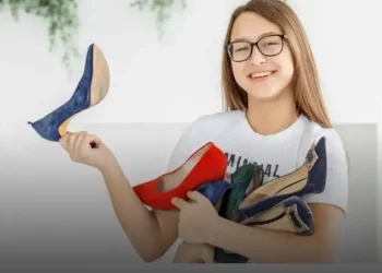 Bota feminina com detalhes em metal