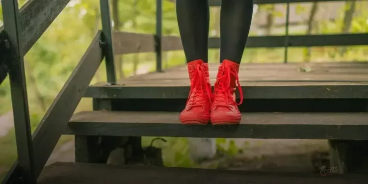 Bota feminina com tachas