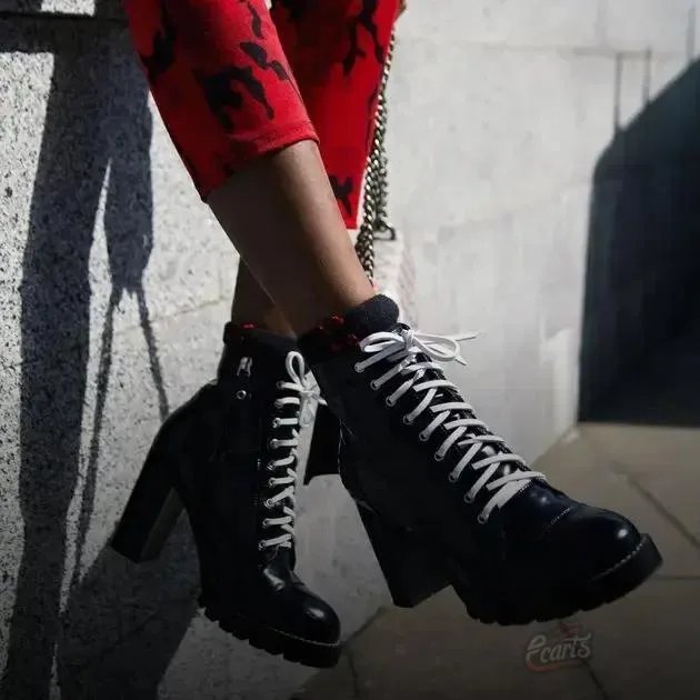 A evolução da bota coturno e sua influência na moda atual A evolução da bota coturno e sua influência na moda atual