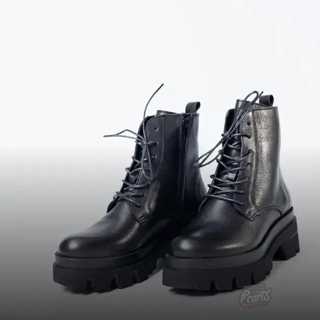 A história da bota coturno e sua evolução para o estilo vintage A história da bota coturno e sua evolução para o estilo vintage