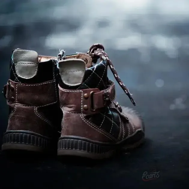 A História da Bota Coturno Preta e Sua Influência na Moda Contemporânea A História da Bota Coturno Preta e Sua Influência na Moda Contemporânea