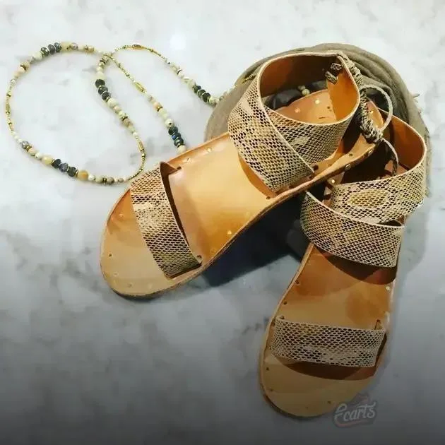 A história e evolução dos chinelos clássicos no mundo da moda A história e evolução dos chinelos clássicos no mundo da moda