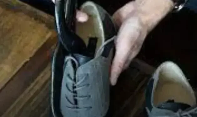 Alargar sapatos ajustando-os