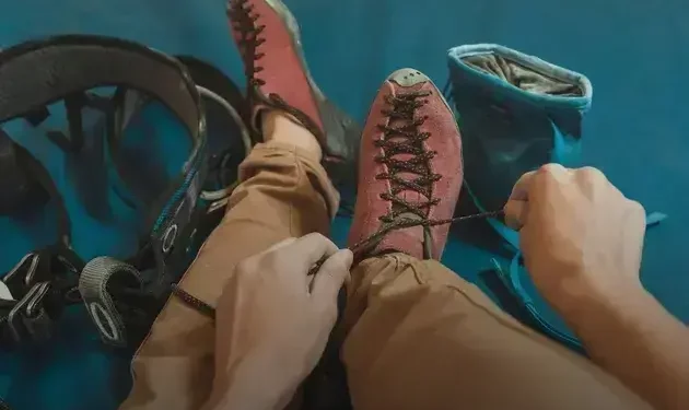 Alargar sapatos amaciando-os