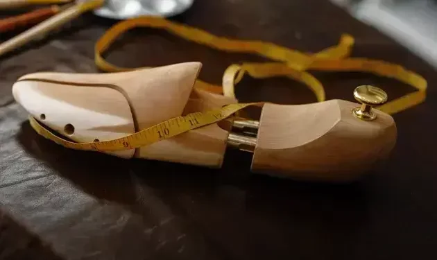 Alargar sapatos com produtos específicos