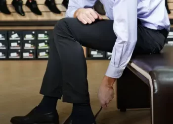 Alargar sapatos com soluções rápidas