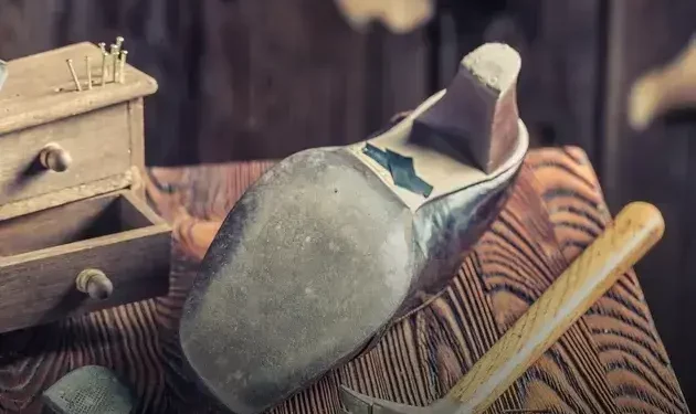 Alargar sapatos com truques caseiros