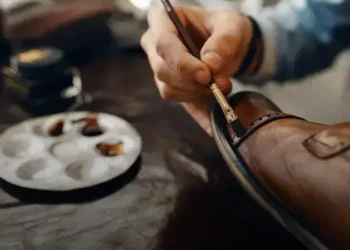 como alargar sapato de couro no congelador