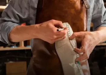 como alargar sapato novo