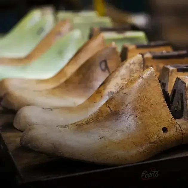 Cuidados ao Tentar Alargar Sapatos em Casa Cuidados ao Tentar Alargar Sapatos em Casa