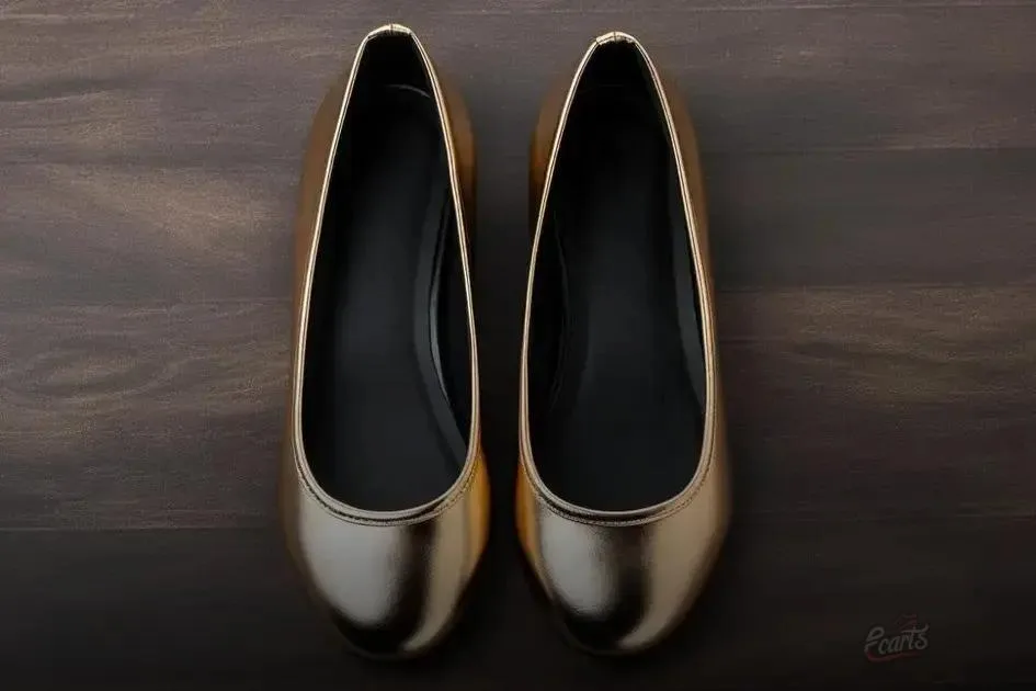 Elegância aos seus pés Por que a sapatilha dourada é um must-have no guarda-roupa feminino Elegância aos seus pés Por que a sapatilha dourada é um must-have no guarda-roupa feminino