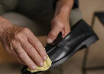 Como alargar sapato de couro no congelador: 3 truques rápidos