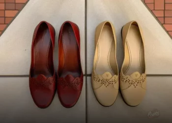 sapatilha dourada feminina