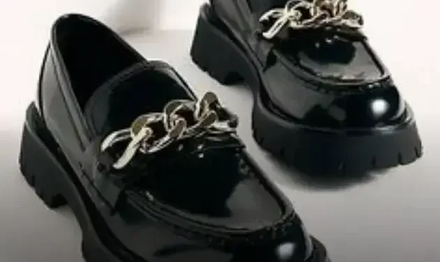 Qual é a diferença entre mocassim e loafer?