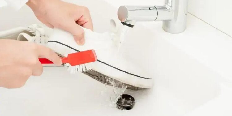Como Lavar Tênis com Chulé: Guia Fácil para Eliminar o Mau Cheiro