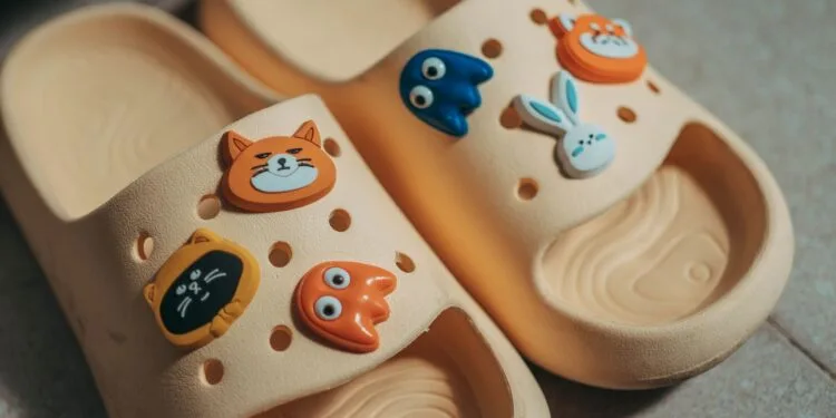 Como Alargar Crocs e Sandálias de Plástico Sem Estragar (PVC, EVA, Melissa)