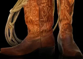 Bota feminina com amarração