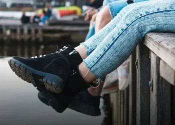 Bota feminina com bordados