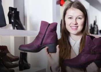 Bota feminina com detalhes em renda