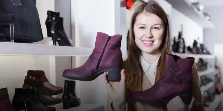 Bota feminina com detalhes em renda