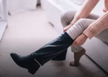 Bota feminina com elástico