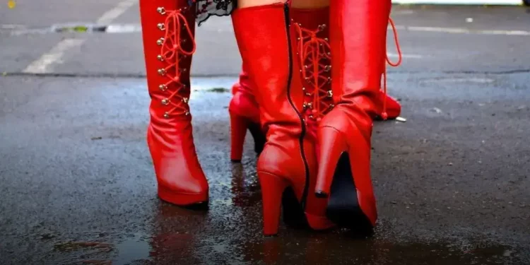 Bota feminina com fivelas