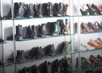 Bota feminina com pedrarias