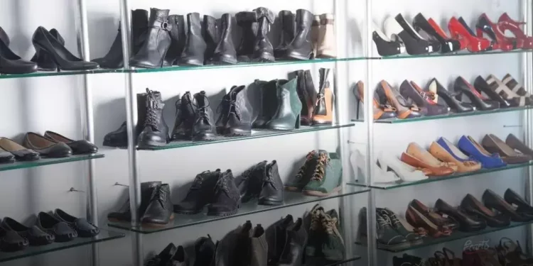 Bota feminina com pedrarias