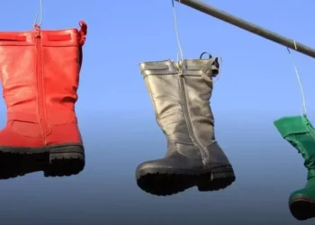 Bota feminina com spikes