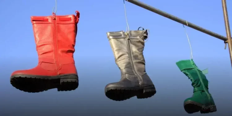 Bota feminina com spikes