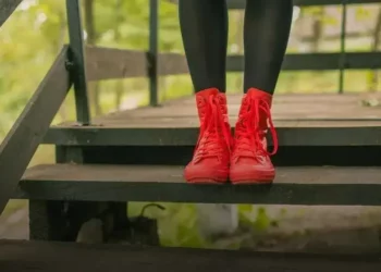 Bota feminina com tachas