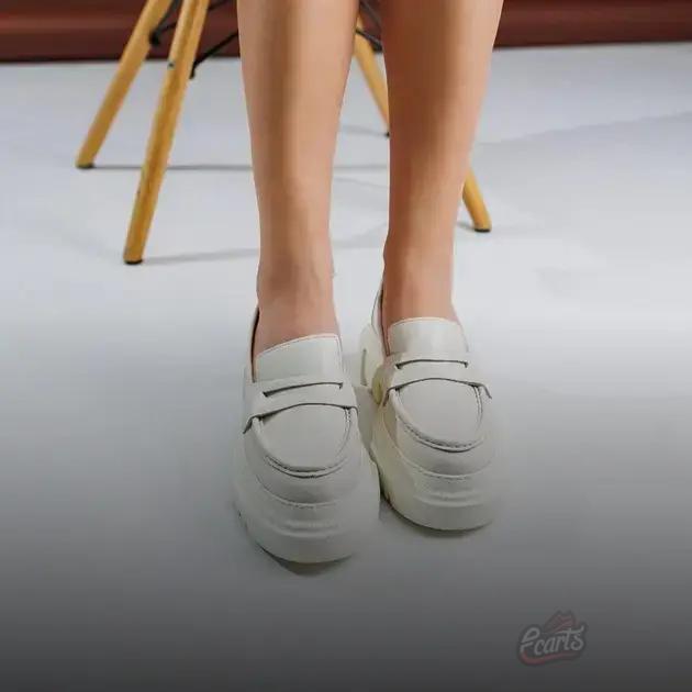 Como os Mocassins Femininos Estão Moldando a Moda Atual