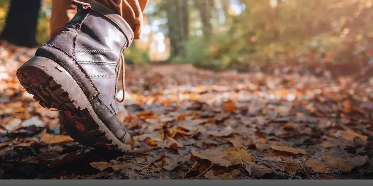 Maneiras de combinar botas brilhantes com seu guarda-roupa