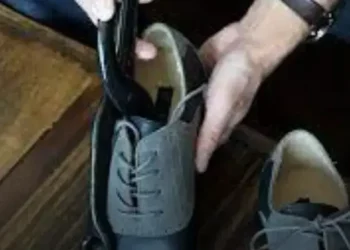 Alargar sapatos ajustando-os