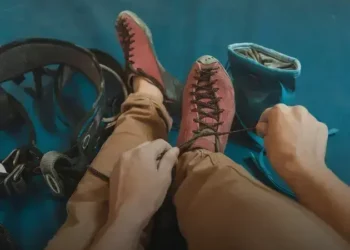 Alargar sapatos amaciando-os