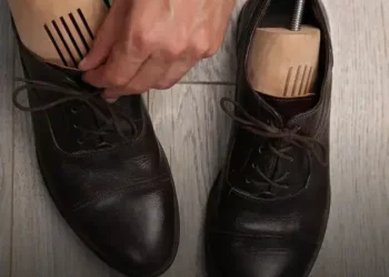 Alargar sapatos com almofadas de algodão