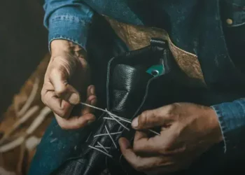 Alargar sapatos com meias grossas