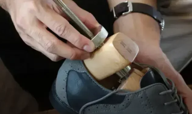 como fazer para alargar sapato