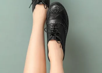 descubra o charme do mocassim de couro