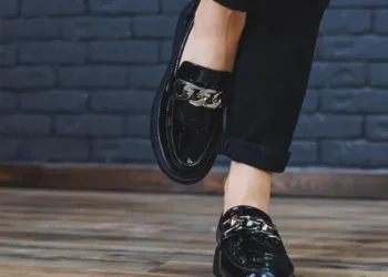 descubra o charme do mocassim preto