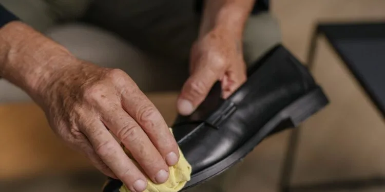 Como alargar sapato de couro no congelador: 3 truques rápidos