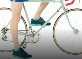 vestido com tenis esportivo