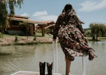 Pode usar mocassim com vestido longo? 5 dicas incríveis