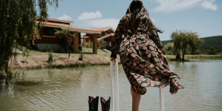 Pode usar mocassim com vestido longo? 5 dicas incríveis