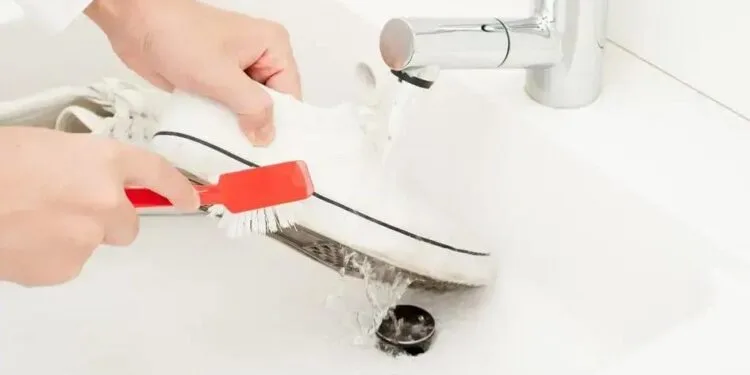 Como Lavar Tênis com Chulé: Guia Fácil para Eliminar o Mau Cheiro