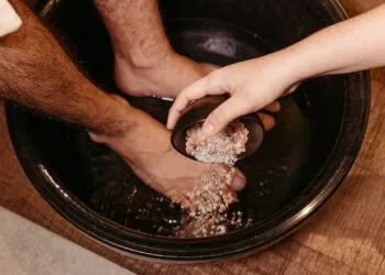 Como tirar chulé do pé com sal: Guia completo e eficaz!