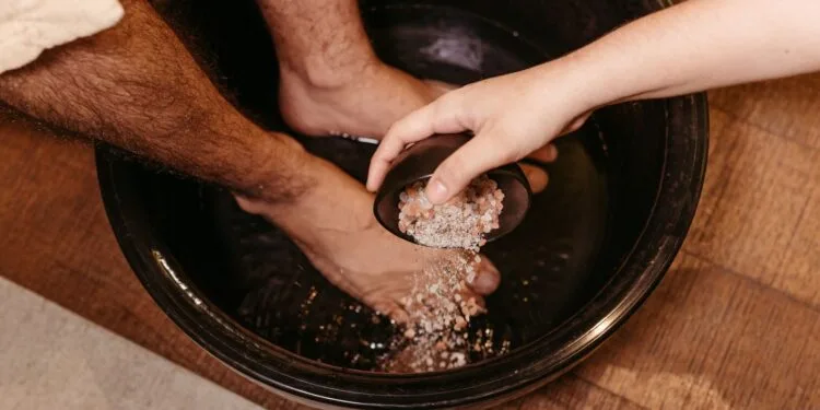 Como tirar chulé do pé com sal: Guia completo e eficaz!