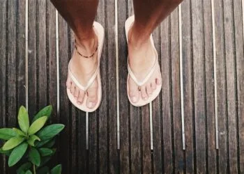 Como tirar chulé do chinelo: Guia definitivo para acabar com o mau cheiro